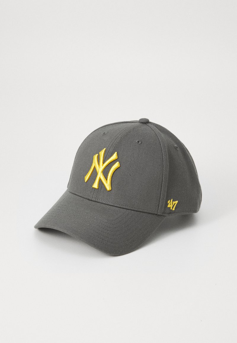 Grå baseball cap med et broderet gult "NY" logo på forsiden og et lille "24/7" mærke på siden. Fremstillet af holdbart tekstilmateriale.