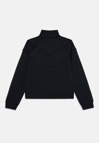 Veste pull noire avec un col haut, dotée de coutures en chevron texturées et de poignets côtelés. Tissu lisse avec une coupe ajustée à la taille.