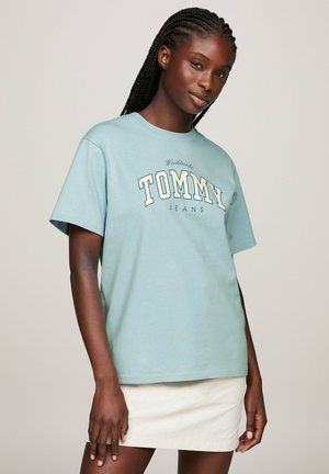 Tommy Jeans VARSITY LOGO - Camiseta estampada - breezy blue