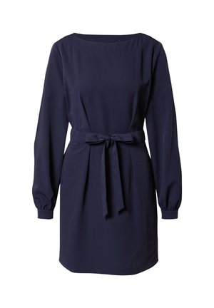 Marineblauwe jurk met lange mouwen, boothals en een stoffen riem gestrikt in de taille, met een rechte zoom boven de knie.