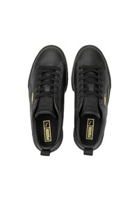 Ett par svarta Puma snörskor med guldfärgad logotyp, vadderade tungor och dragöglor vid hälen, visade uppifrån på vit bakgrund.