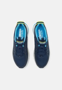 Marina sportskor med övre i mesh, ljusblå accenter och innersula i minnesskum. Har en snörningsdesign och gummisula för bra grepp.