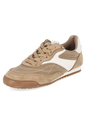 Baskets décontractées beige et blanches avec détails en daim, design à lacets et semelle en caoutchouc, présentées légèrement en angle sur fond blanc.