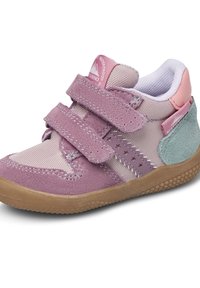Rosa und lila Kinderschuhe mit einem Obermaterial aus Wildleder und Mesh, Klettverschlussriemen, einer Gummisohle und dekorativen Sternelementen.