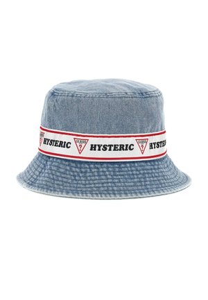 Denim bucket hat met een witte band met rode randen en herhaalde tekst "HYSTERIC" en rode "GUESS U.S.A" driehoekige logo's.