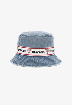 Chapeau bob en denim avec un bandeau blanc comportant des bords rouges, un texte répété "HYSTERIC" et des logos triangulaires rouges "GUESS U.S.A".