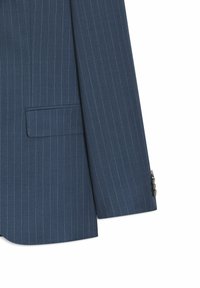 Granatowa marynarka w prążki z pojedynczą kieszenią na piersi, klapami z wycięciem oraz mankietami z trzema guzikami. Gładka faktura materiału.