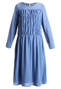 Robe longue bleu à manches longues avec un corsage froncé et une jupe fluide, fabriquée en tissu léger. Présente un col rond et une fermeture en forme de trou de serrure au dos.
