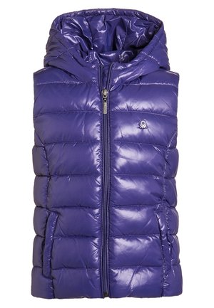 Lynget lilla vest med en blank finish, lynlåslukning og hætte. Har horisontale sømme og et lille logo på venstre front.