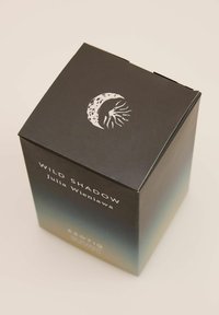 Czarne i gradientowe turkusowe pudełko z grafiką półksiężyca oraz białym napisem "WILD SHADOW Julia Wieniawa". Kwadratowy kształt, gładka faktura.