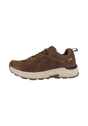 Chaussure de sport marron en daim et mesh avec une semelle blanche épaisse, fermeture à lacets à l'avant, et languette à l'arrière du talon.