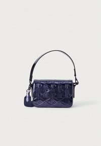 Borsa trapuntata viola con un design elegante, dotata di tracolla staccabile e motivi geometrici in rilievo.