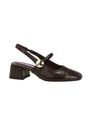 Buty typu slingback z ciemnobrązowej skóry, na niskim obcasie blokowym, zaokrąglonym, kwadratowym noskiem i złotą ozdobną klamrą na pasku.
