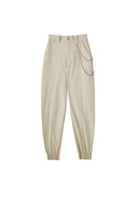 Beige cargobroek met een elastische tailleband, twee zijzakken en een decoratieve zilveren ketting bevestigd aan de tailleband. Zachte, lichte stof.