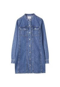 Robe chemise en denim bleu moyen avec manches longues, fermeture à boutons, deux poches poitrine et détails de coutures verticales.