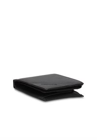 Portafoglio nero in pelle con una finitura texture, design bifold e molteplici scomparti per carte, mostrato aperto per una migliore visibilità.