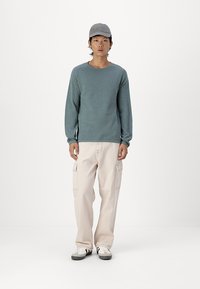Jack & Jones JJEHILL CREW NECK  - Trui - goblin blue