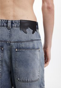 FAVELA MULTIPOCKET UNISEX - Loose-jeans - blue washed