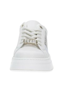 Sneaker bianco con lati testurizzati, punta rotonda, suola in gomma spessa e design con lacci. Presenta un logo metallico e occhielli argentati.