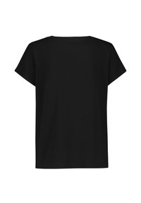 Camiseta negra con cuello redondo, mangas cortas y corte relajado. Textura de algodón suave, sin estampados ni adornos visibles.
