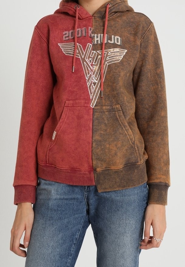 Bluza z kapturem o podzielonym wzorze, jedna połowa czerwona, druga brązowa, z logo graficznym i sznureczkami do ściągania. Materiał to mieszanka bawełny o teksturowanym wyglądzie.