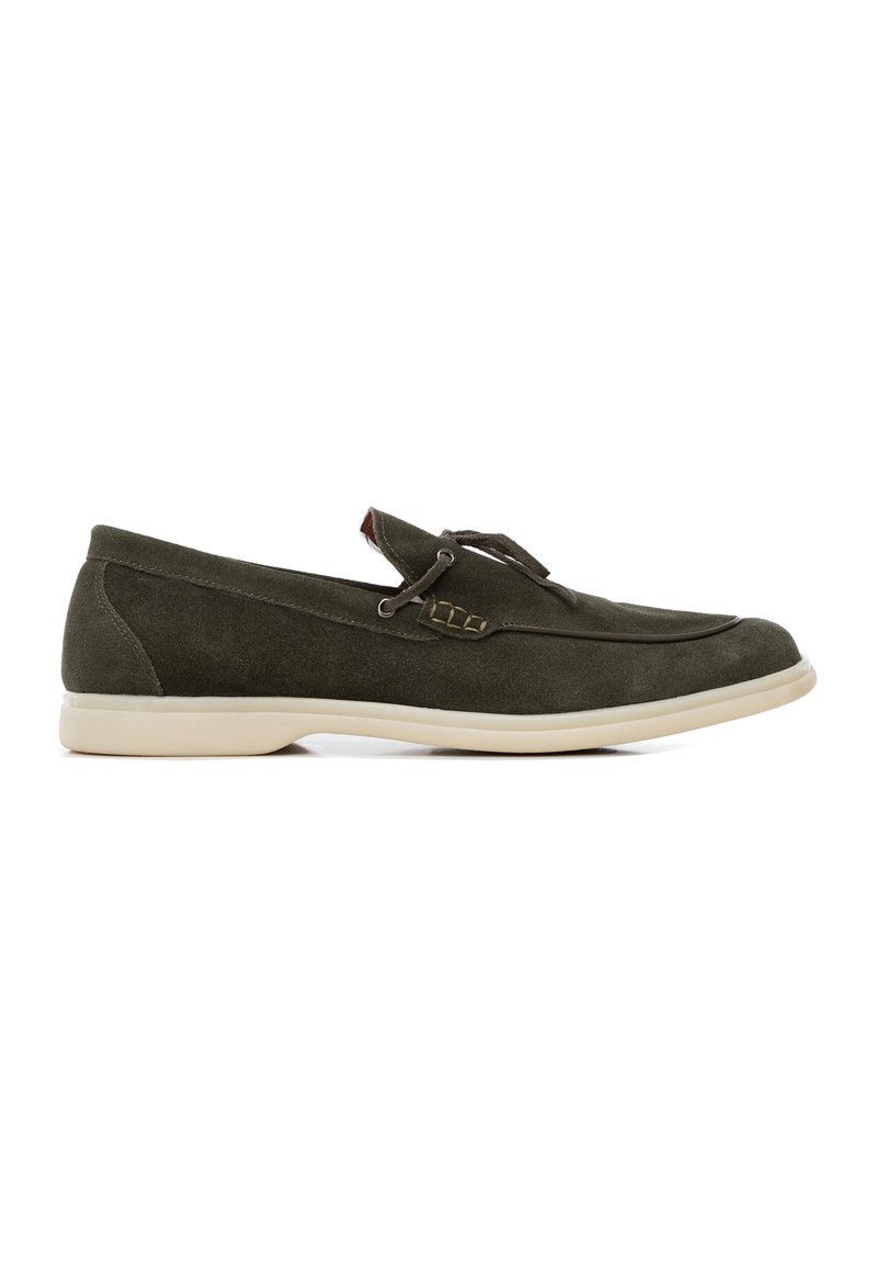 Scarpa da barca in suede verde oliva con profilo basso, punta rotonda, suola in gomma chiara e dettagli in lacci sul vamp. 