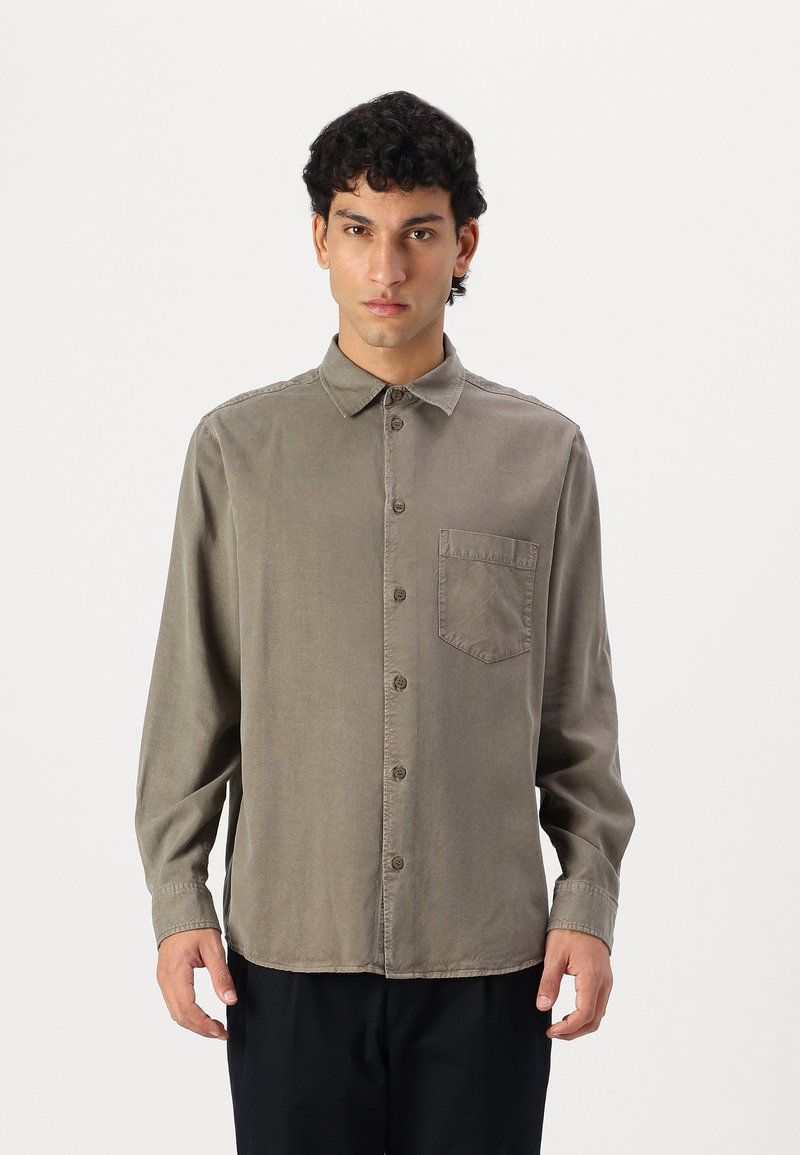 Khaki blouse met knopen, een kraag, lange mouwen en een patchzak aan de linkerkant. Zachte stof met een licht vervaagde textuur.