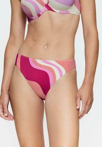 Różowa dół bikini w tonacjach różu z wzorami fal. Gładki materiał, średni stan i klasyczny krój oferujący minimalne przykrycie.