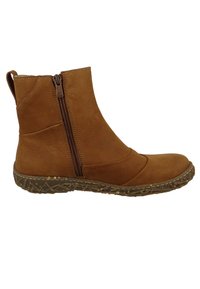 Botas de cuero marrón hasta el tobillo con cremallera lateral, parte superior texturizada, punta redondeada y suela estampada para mejorar la tracción.