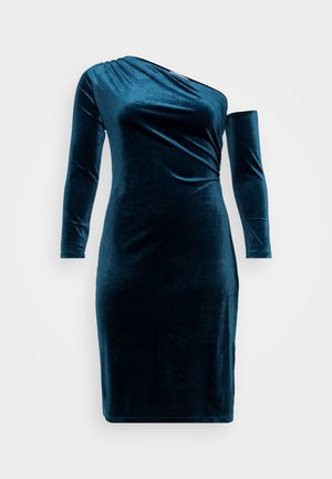 Selyemruha mély türkiz színben, aszimmetrikus nyakkivágással, egy hosszú ujjal és testhez álló szabással. Simogató textúra, térd alatt ér.