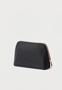 Crna tkanina torbica sa zakrivljenim oblikom, sadrži zlatni zatvarač i minimalan dizajn. Glatka tekstura bez vidljivih uzoraka ili ukrasa.