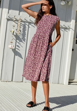 DRESS - Jerseyklänning - berry