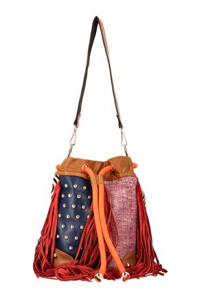 Beuteltasche mit braunem Lederbesatz, marineblauem Paneel mit silbernen Nieten, pink strukturiertem Stoff, roten Fransen und einem orangefarbenen Kordelverschluss.