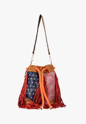 Beuteltasche mit braunem Lederbesatz, marineblauem Paneel mit silbernen Nieten, pink strukturiertem Stoff, roten Fransen und einem orangefarbenen Kordelverschluss.