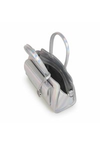 Borsa a mano argento con finitura iridescente, doppi manici arrotondati, tasca esterna e interno con zip dal tessuto morbido.