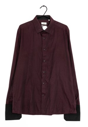 Bordowa koszula z długim rękawem z guzikami, z teksturowanym wzorem, z czarnymi mankietami i kołnierzykiem, zaprezentowana na czarnym wieszaku.