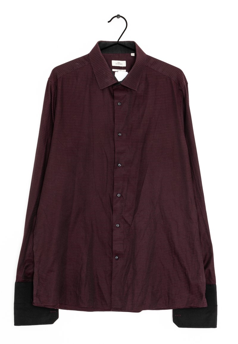 Chemise à manches longues bourgogne avec un motif texturé, présentant des poignets et un col noirs, suspendue sur un cintre noir.