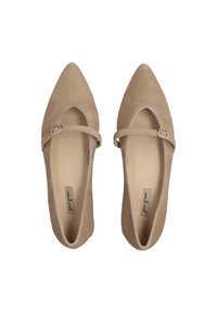 Chaussures plates en daim beige avec des bouts pointus, une lanière sur le coup de pied et un petit détail de boucle en argent. Texture douce avec un intérieur lisse.