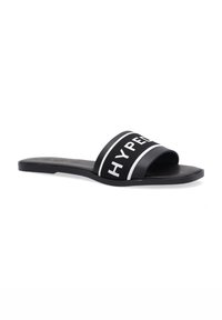 Zwarte slidesandalen met een brede band waarop "HYPER" in witte tekst staat, gemaakt van glad rubbermateriaal, met een platte zool en een open teenontwerp.