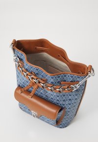 Emmer-stijl tas van denim-gepatenteerde stof met tan leren accenten. Voorzien van een zilveren kettingband en een klein lederen zakje eraan bevestigd.