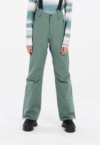 Ski broeken in een matte, olijfgroene stof met verstelbare zwarte bretels, ritszakken en een loose fit met een rechte pijpdesign.