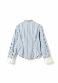 Kék és fehér csíkos ing, széles gallérral, hosszú ujjakkal és kontrasztos fehér mandzsettákkal. Ívelt alsó szegéllyel és gombos részletekkel rendelkezik.