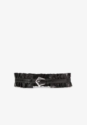 Zwarte riem met een ruchesontwerp en een glanzende textuur, een zilveren gesp en een gladde band, die diepte en visuele interesse toevoegt.