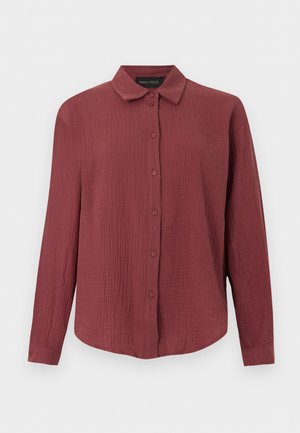 Camisa de manga larga con botones en tela texturizada color rosa empolvado, con cuello clásico y puños con un solo botón.