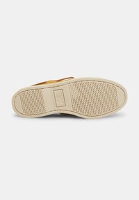 Scarpa slip-on in suede beige con suola in gomma testurizzata beige, caratterizzata da un motivo a onda per una migliore aderenza e un design minimalista e pulito.