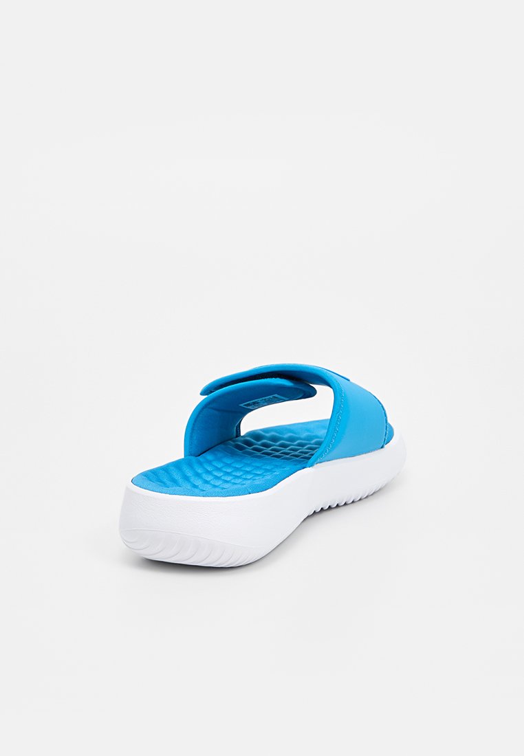 Blaue Slipper-Sandalen mit strukturiertem Innenfußbett, verstellbarem Riemen und weißer Sohle. Sie zeichnen sich durch ein glattes, leichtes Design aus.