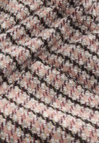 Wollstoff mit Hahnentrittmuster in den Farbtönen Rosa, Schwarz und Creme, mit einer weichen, strukturierten Oberfläche.