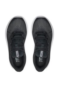 Zapatillas deportivas negras con una parte superior de malla texturizada, que presentan rayas, seis ojetes para los cordones y una suela de goma blanca.