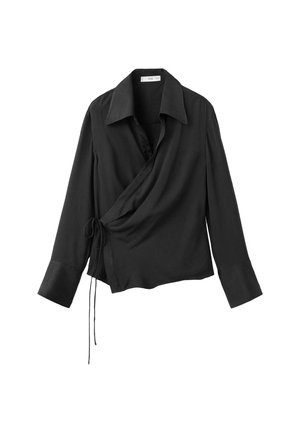 Čierna blúzka s golierom, dlhými rukávmi a viazaním v oblasti pása. Vyrobená z hladkej tkaniny s saténovým povrchom na manžetách.