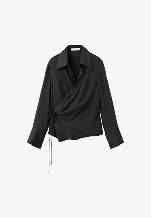 Crna bluzica s ovratnikom, dugim rukavima i detaljima vezanima u struku. Izrađena je od glatke tkanine s satenskim završetkom na manžetama.